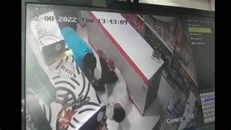 Cctv Video डोंबिवलीत कपड्याच्या डिस्प्लेसाठी लावलेल्या पुतळ्यावरुन