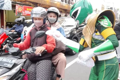 Keren Tokoh Anime Dan Super Hero Bagikan Takjil Gratis Ke Pengguna