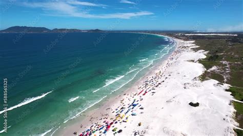 Vista Do Drone Sobre A Praia Dunas Cheia De Turistas E Guarda Sol