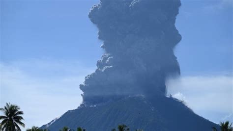 Indonesia evacúa siete poblados por erupciones de volcán