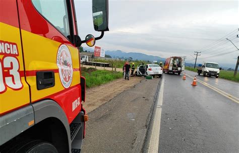 Em Gaspar idosa de 71 anos fica inconsciente e presa às ferragens após