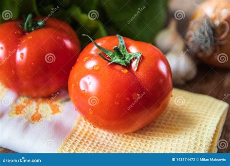 Tomate Org Nico Cru Fresco Na Tabela De Madeira Foto De Stock Imagem