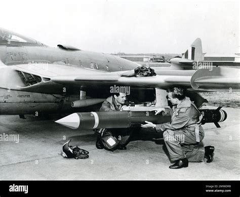 Le Pilote Et Le Navigateur Effectuent Les Contrôles Finaux Dun Missile