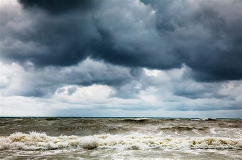 Sturmwolken über dem Meer Dramatischer Himmel und riesige Wellen