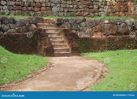 Escadaria Antiga Do Tijolo Vermelho Feita Sri Lanka Polonnaruwa Foto