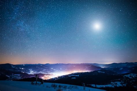 Bezaubernde Magische Landschaft Mit Schneebedeckten Hohen Tannen In