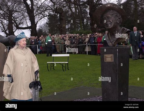 Queen Mother Statue Unveiled Stock Photo Alamy