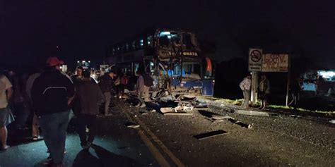 Choque Entre Dos Buses En La Carretera A Camiri Deja Varios Pasajeros