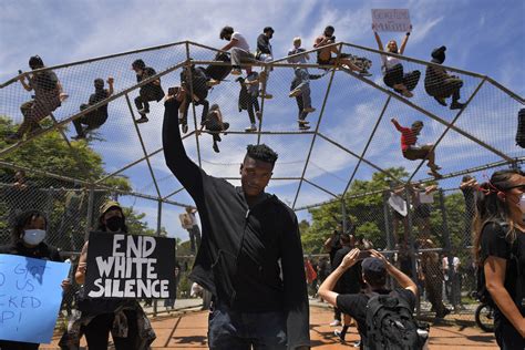 George Floyd protest photos: Powerful images show clashes with police ...