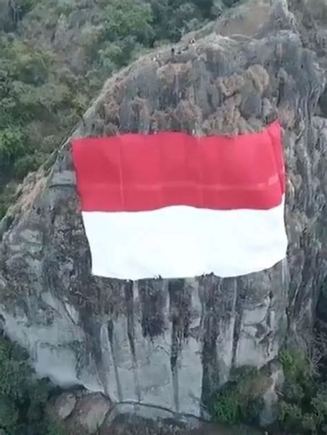 Menyambut Hut Ri Ke Bendera Merah Putih Raksasa Berkibar Di Gunung