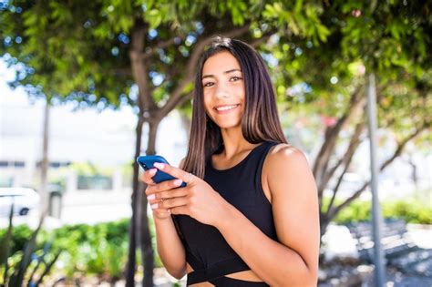 Hermosa Joven Mujer Latina Feliz Enviando Mensajes De Texto Por Tel Fono M Vil En Las Calles De