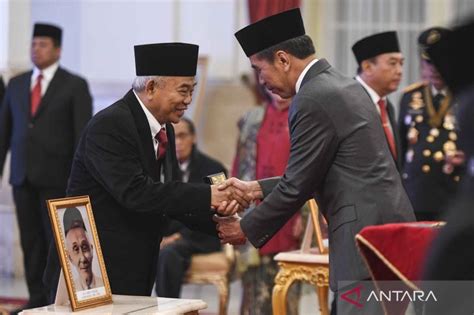 Presiden Jokowi Berikan Gelar Pahlawan Nasional Kepada Enam Tokoh