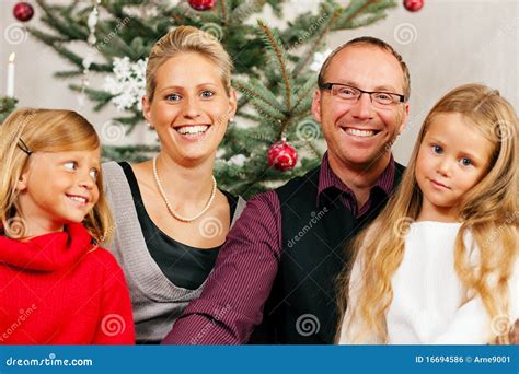 Familia Delante Del Rbol De Navidad Foto De Archivo Imagen De Rubio