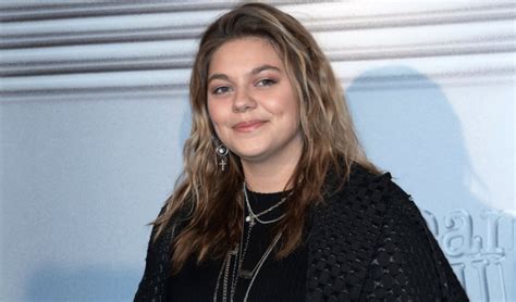 Louane D Voile Le Visage De Sa Regrett E M Re Apr S L Annonce D Une