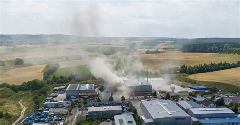 Noch am nächsten Tag Einsatzkräfte löschen Brand in Oberderdingen