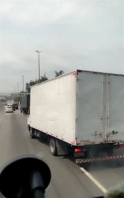 Vídeo Caminhoneiro filma assalto na Avenida Brasil e PM prende os