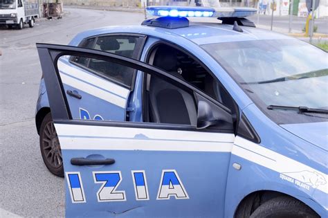 Prende A Sassate Il Commissariato E L Auto Della Polizia Arrestato Al