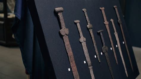 Археология, история экспоната: акинаки, скифские мечи из железа ...
