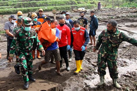 Evakuasi Dua Korban Meninggal Banjir Bandang Kota Batu Malang Foto