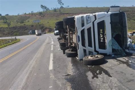 Carreta Carregada Gua Mineral Tomba Na Br Em Jo O Monlevade