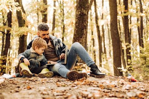 Padre E Hijo Caminando En El Bosque De Oto O Al Atardecer Querido Ni O