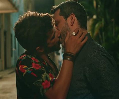 Globo surpreende a todos e promove beijo gay entre dois galãs assista