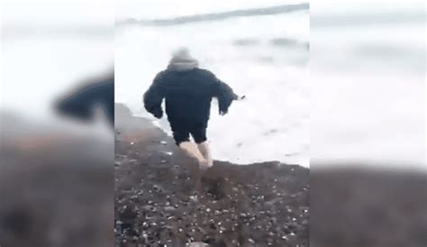 Youtube Viral Hombre Arriesga Su Vida E Ingresa Al Mar Para Salvar A