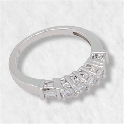 Anillo Cintillo C Diamantes Redondos Baguette Oro Blanco Kts