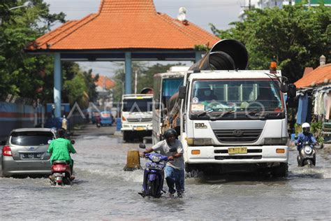 Jalan Menuju Pelabuhan Kalimas Terendam Banjir Rob Antara Foto