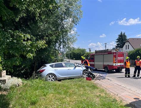 Ve Velkém Třebešově zasahují hasiči u nehody osobního auta POŽÁRY