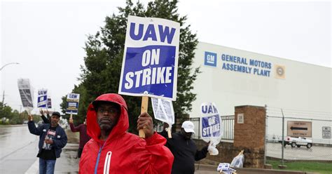 Uaw Strikes Gms Escalade Factory Turning Up Pressure For Higher Wages