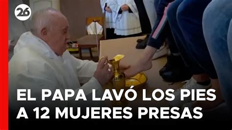 Italia El Papa Francisco Lava Los Pies A Mujeres Presas En Una