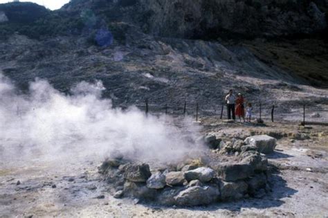 Pozzuoli Tragedia Alla Solfatara Tre Morti Nel Cratere Corriereit