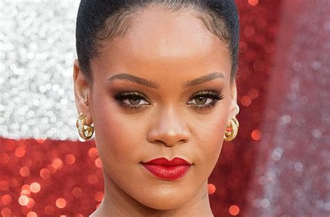 L enfant a souri toute la soirée Rihanna enceinte est apparue au dîner