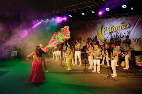 Escolas De Samba Apresentam Muitas Cores Alegria E Enredos No Esta O