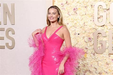 Margot Robbie Basically Channeled A Hot Pink Barbie At The Golden