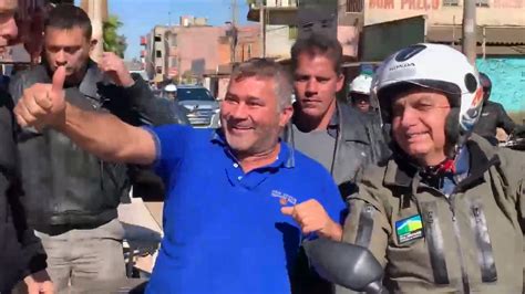 Sem máscara Bolsonaro passeia de moto por Brasília Braga Netto