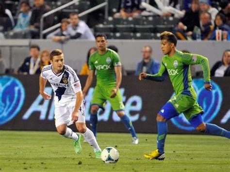 Robbie Rogers Makes History As Mls First Openly Gay Player