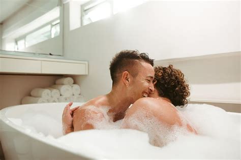 Lovely queer couple enjoying a romantic bubble bath together Día de