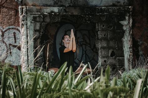 Retrato De Un Hombre De Yoga Por Plantas En Un Edificio Abandonado