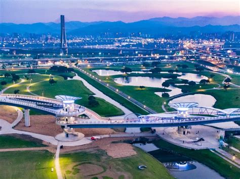 新北市的「日月星辰」打卡熱點景觀橋空拍：三重辰光橋 Xinmedia欣傳媒｜最懂生活的咖