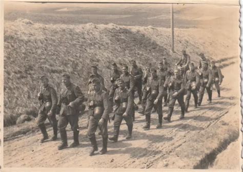 PHOTO SOLDAT ALLEMAND WW2 En Marche Avec Casque Et Fusil 3696 EUR 1