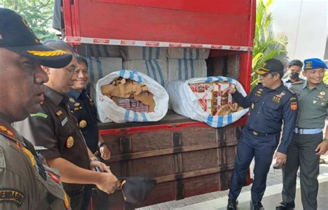 Cegat Truk Di Tol Banyumanik Bea Cukai Bongkar Penyelundupan Jutaan