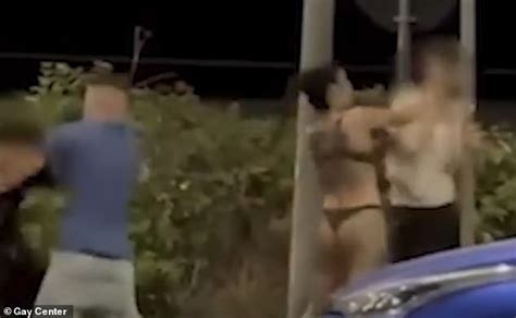Momento horripilante em que casal gay é brutalmente chicoteado um