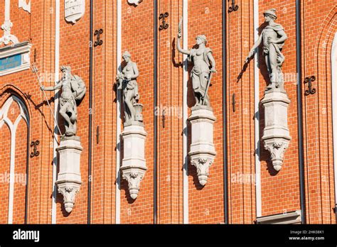 Esculturas En La Fachada De La Casa De Las Cabezas Negras En Riga