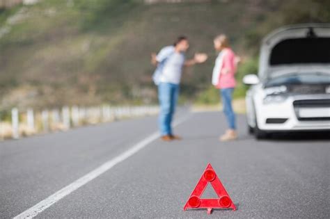 Pareja Después De Un Accidente Automovilístico Foto Premium