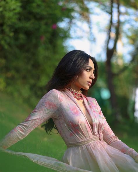 Sobhita Dhulipala విరహ వేదనలో శోభిత తెల్ల చీరలో సోకులు అరబోసిన