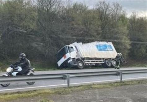 Rocade de Rennes un camion transportant des bouteilles de gaz couché