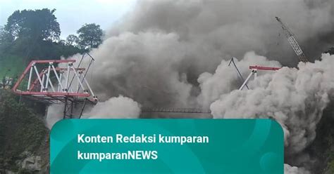 Jembatan Gladak Perak Di Lumajang Putus Akibat Erupsi Gunung Semeru