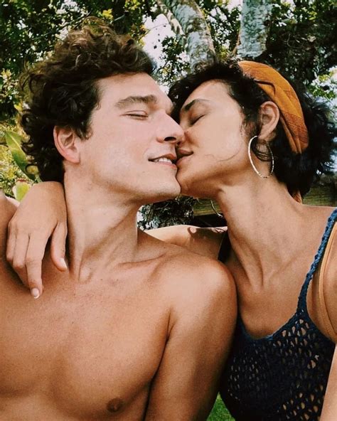 Débora Nascimento reata namoro modelo internacional e casal viaja